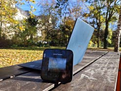 Netgear Nighthawk M7 Pro versorgt einen Laptop im Park