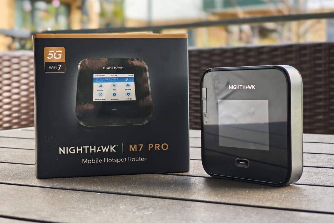 Netgear Nighthwak M7 Pro steht mit Verpackung auf einem Tisch