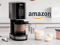 Ninja CREAMi Eismaschine auf einem Tisch, daneben Eis und das Amazon-Logo