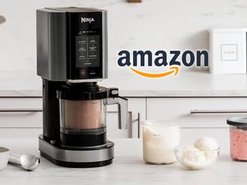 Ninja CREAMi Eismaschine auf einem Tisch, daneben Eis und das Amazon-Logo