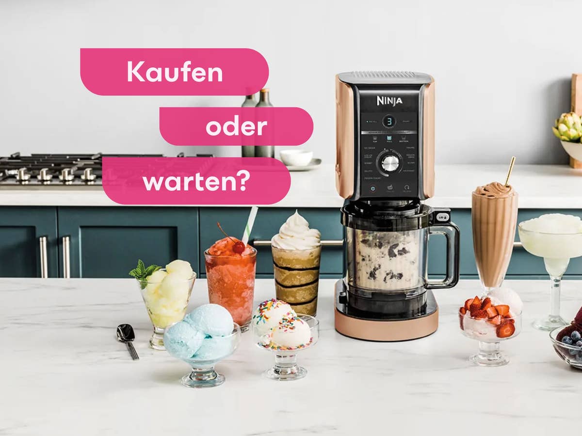 Ninja Creami Eismaschine: kaufen oder warten? Zu sehen ist die Eismaschine neben verschiedenen Eisspezialitäten