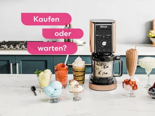 Ninja Creami Eismaschine: kaufen oder warten? Ninja Creami Eismaschine: kaufen oder warten? Zu sehen ist die Eismaschine neben verschiedenen Eisspezialitäten