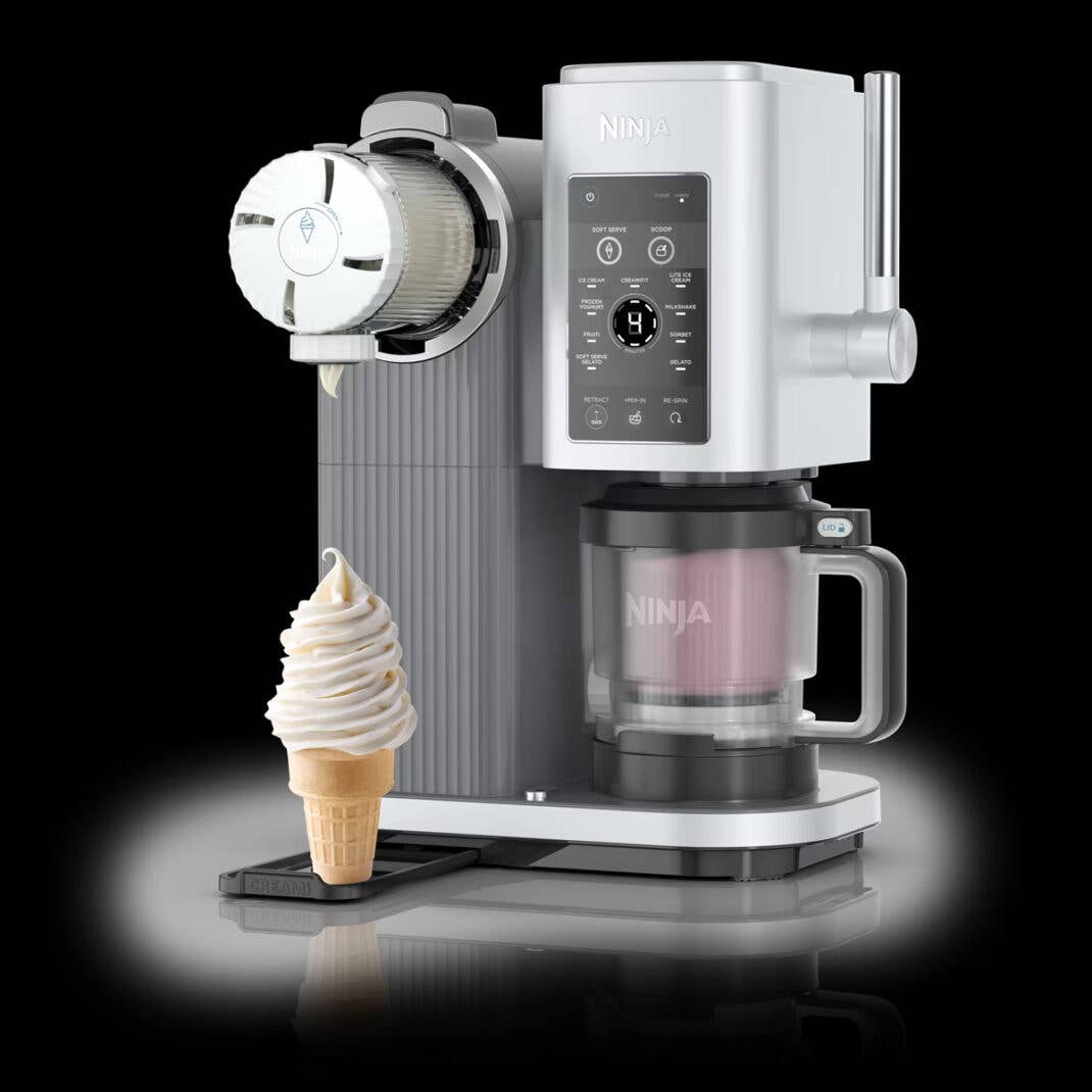 Ninja Creami Swirl Eismaschine vor schwarzem Hintergrund