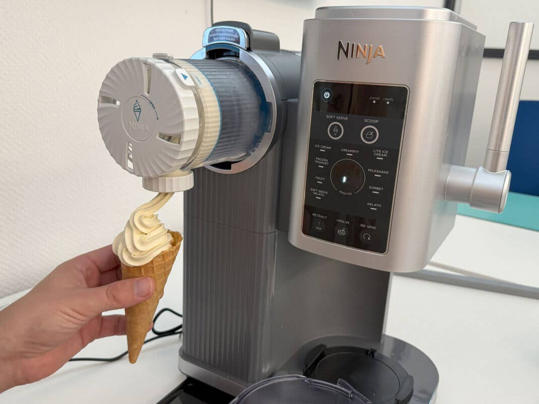 Softeis-Ausgabe der Ninja-Eismaschine