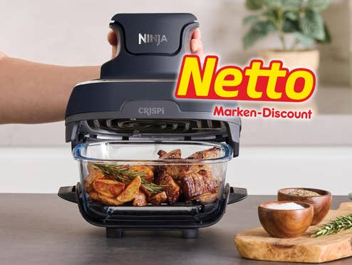 Ninja CRISPi Heißluftfritteuse im Einsatz in der Küche, daneben das Logo von Netto
