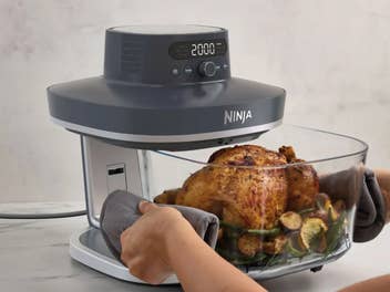 Ein Brathähnchen im Ninja CRISPi PRO Airfryer