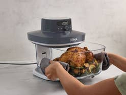 Ein Brathähnchen im Ninja CRISPi PRO Airfryer