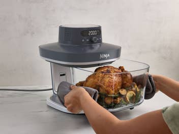 Ein Brathähnchen im Ninja CRISPi PRO Airfryer