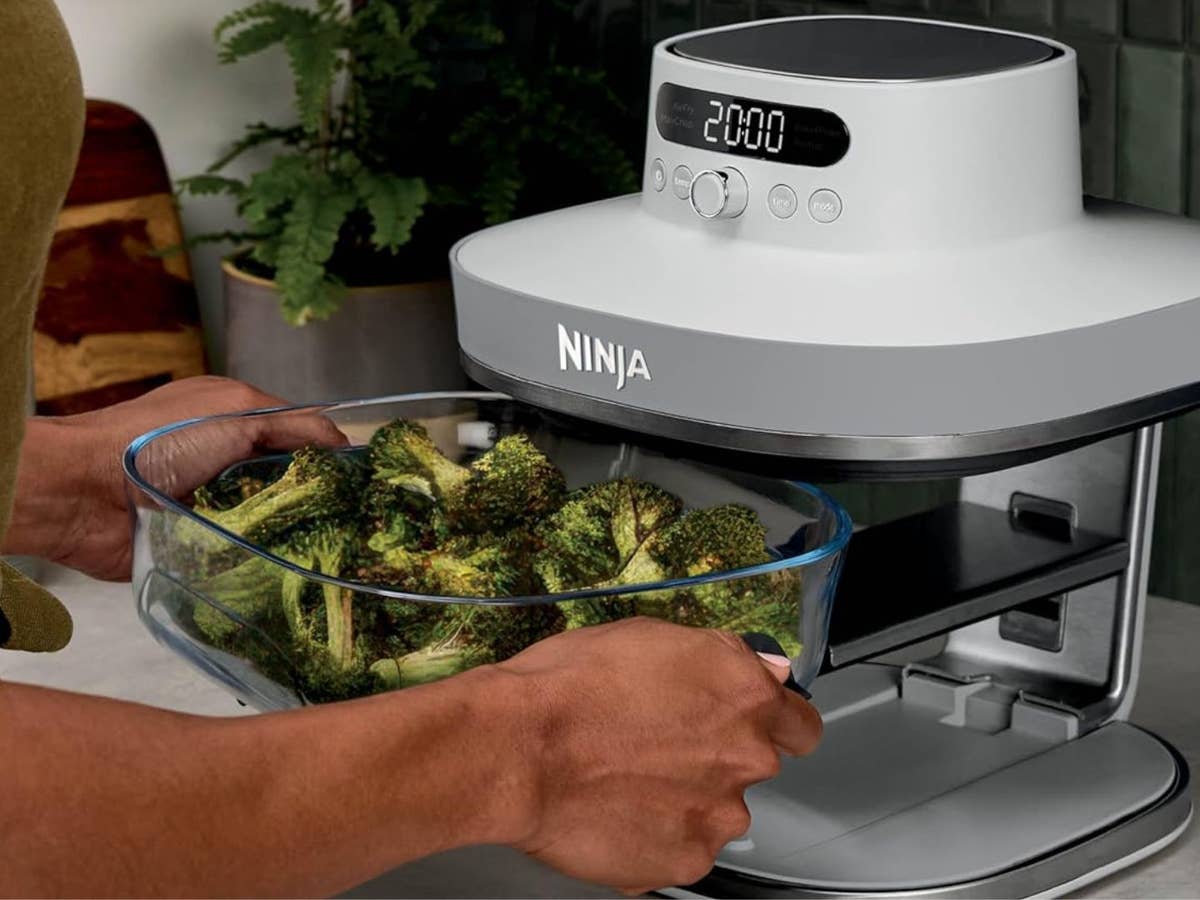 Ninja Crispi Pro XL bei Amazon Ninja Crispi Pro XL Heißluftfritteuse steht auf einer Arbeitsfläche