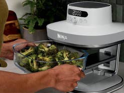 Ninja Crispi Pro XL Heißluftfritteuse steht auf einer Arbeitsfläche