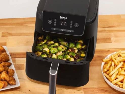 Ninja Heißluftfritteuse steht auf einem Tisch