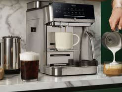 Ninja Kaffeemaschine steht auf einer Arbeitsplatte