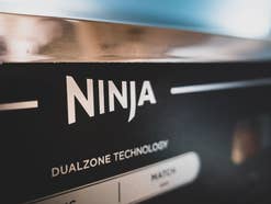 Nahaufnahme des Logos der Marke Ninja auf einem Küchengerät