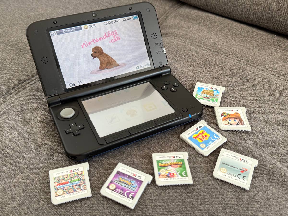 Nintendo 3DS und Spiele auf einer Couch.