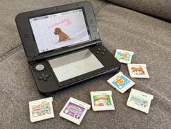 Nintendo 3DS und Spiele auf einer Couch.