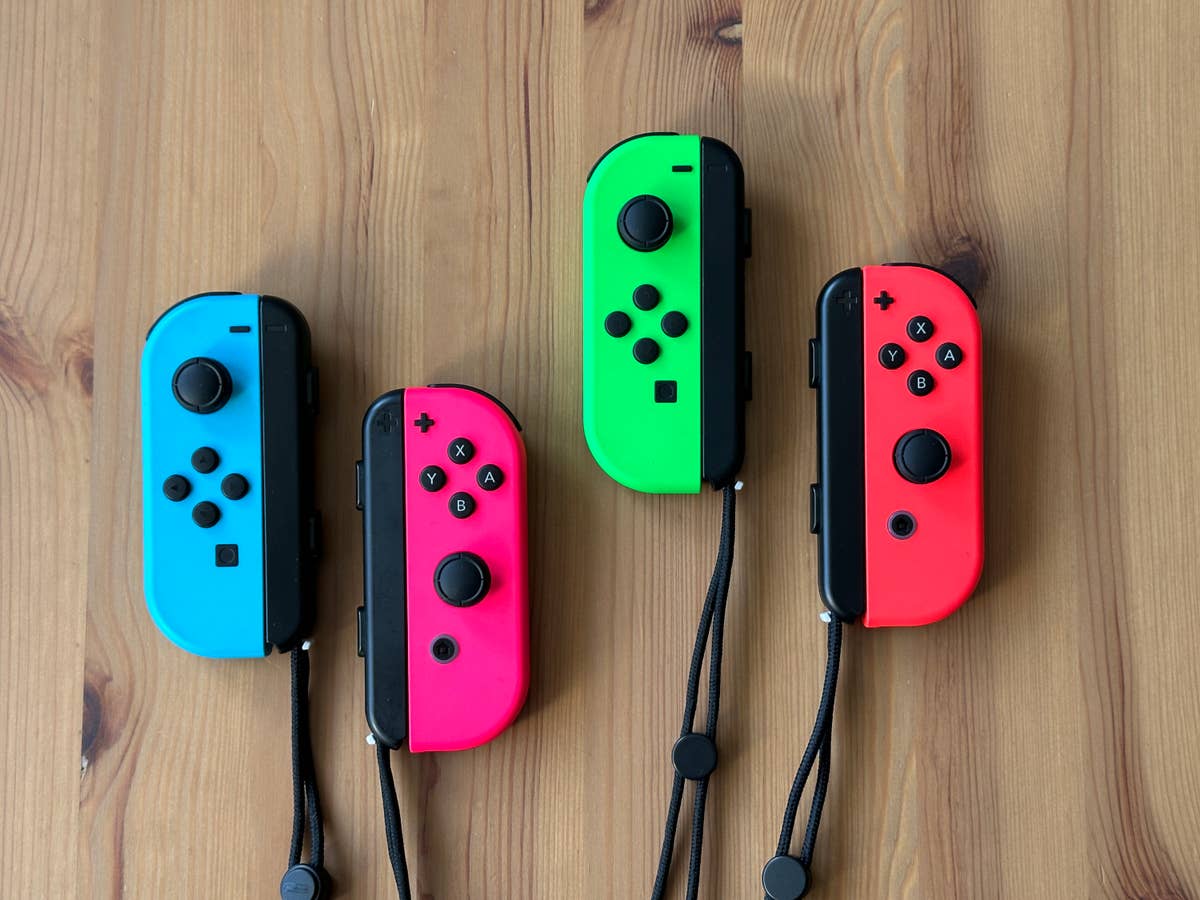 Vier Nintendo Joy-Cons auf einem Tisch