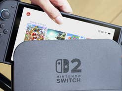 Eine Person steckt die Nintendo Switch 2 ins Dock