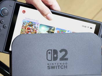 Eine Person steckt die Nintendo Switch 2 ins Dock
