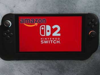 Nintendo Switch 2 mit einem Amazon-Logo drauf