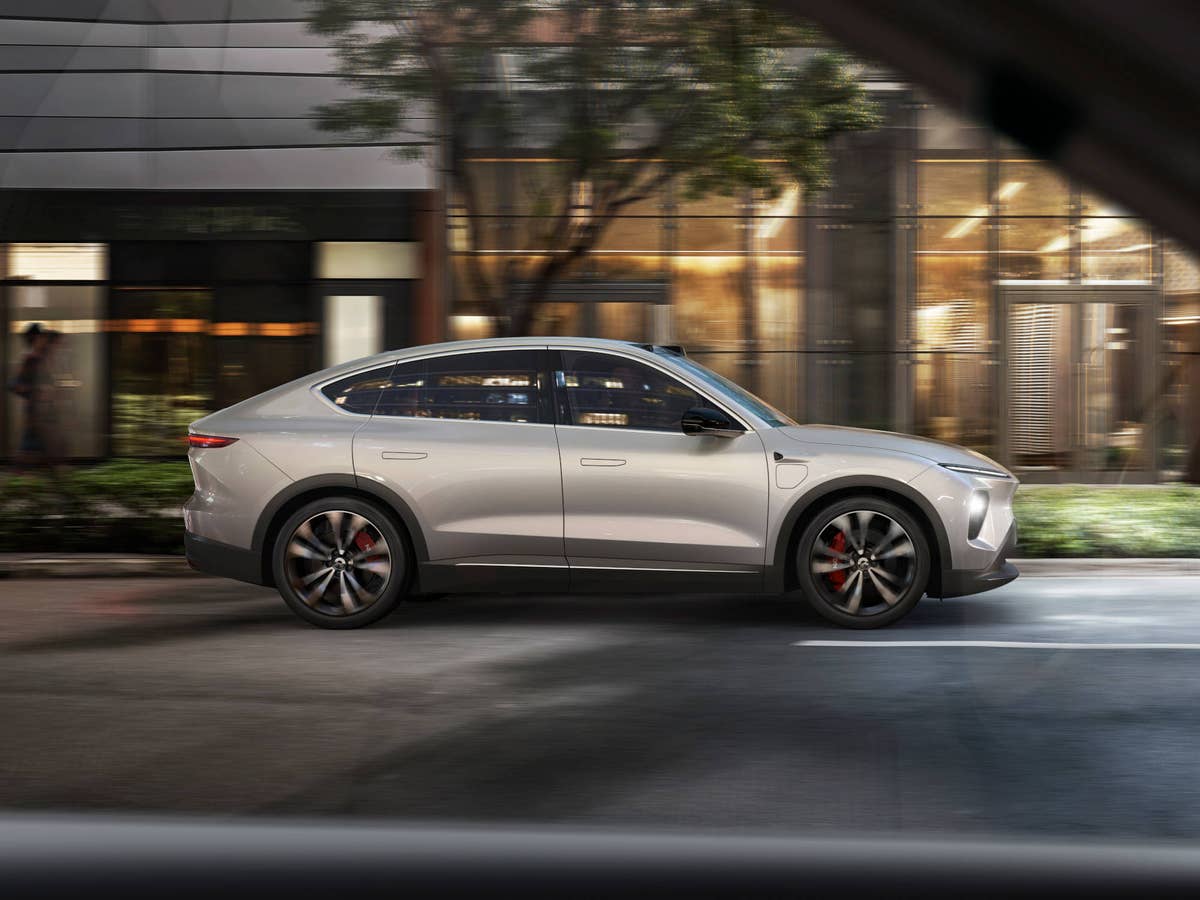 Side view of the Nio EC7.