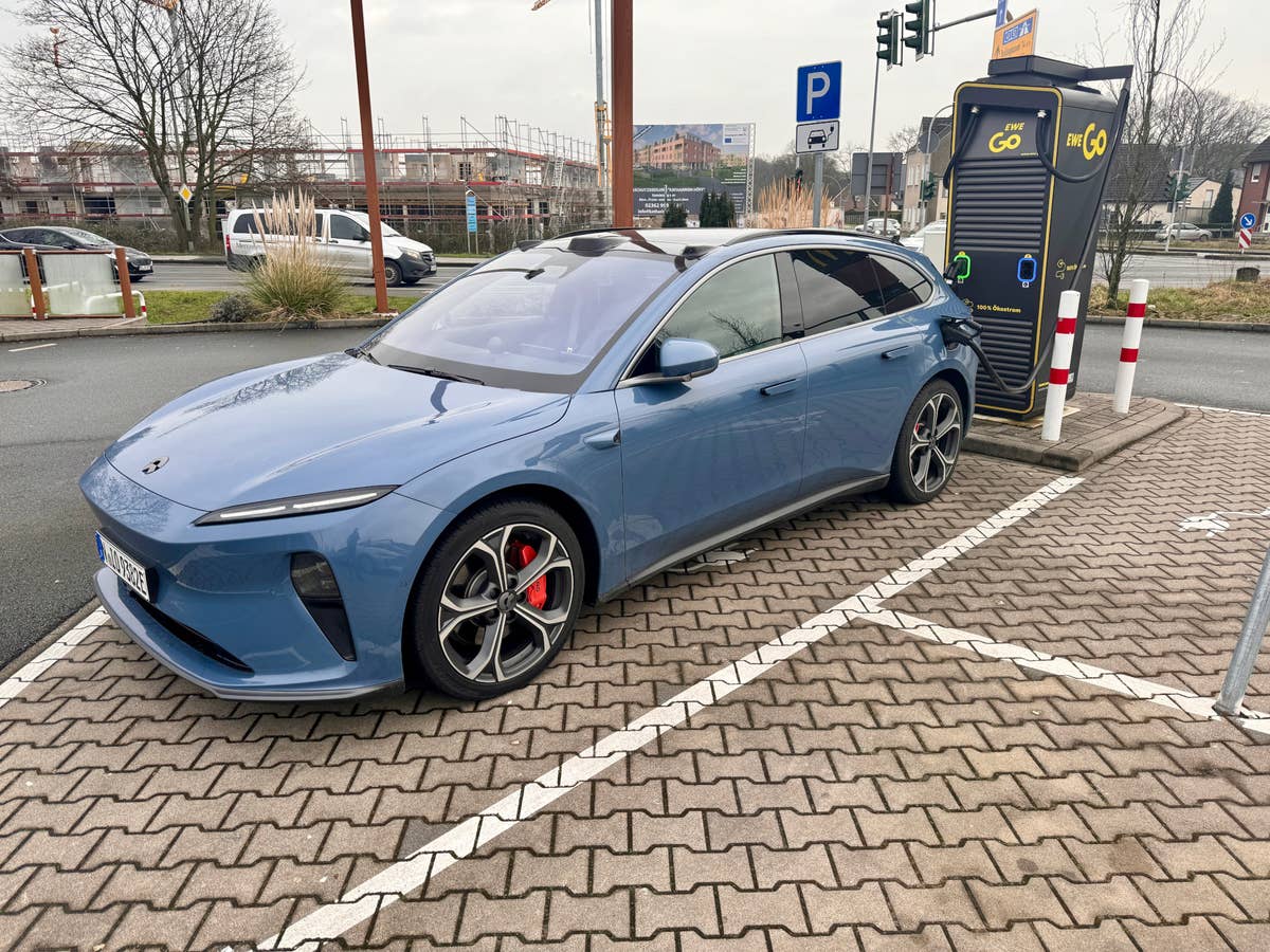 Nio ET5 Touring steht an einer Ladesäule.