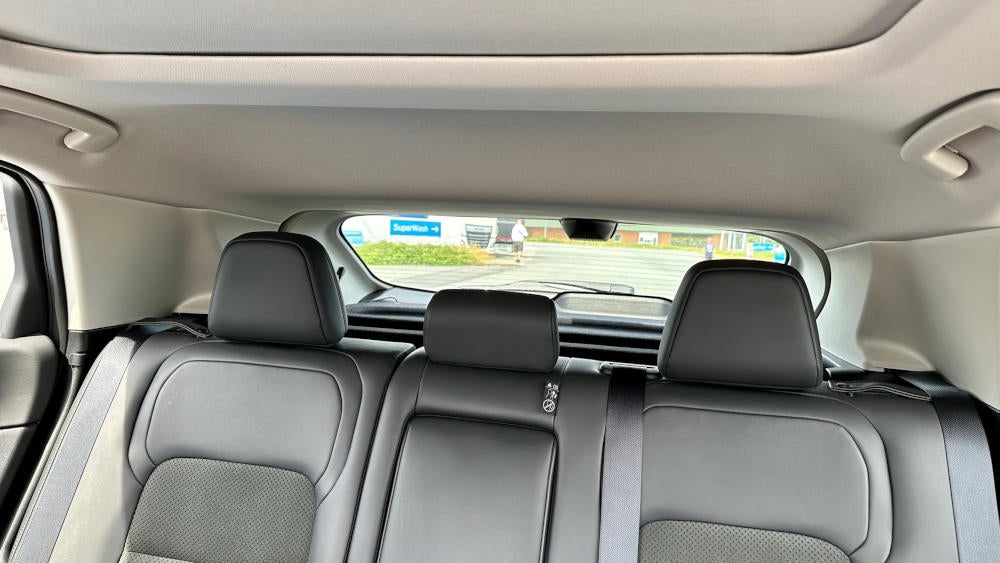 Blick vom Fahrersitz im Nissan Ariya nach hinten zur Heckscheibe.