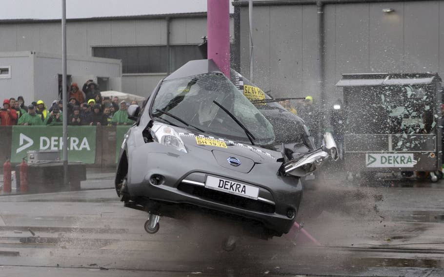 Nissan Leaf nach seitlichem Aufprall mit 75 km/h