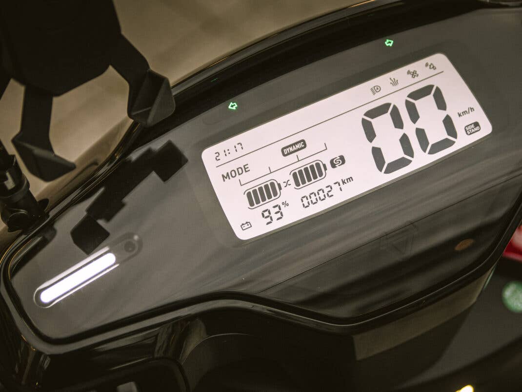 Das Display des Niu MQi GT zeigt etwa Ladezustand, Uhrzeit und Geschwindigkeit an.