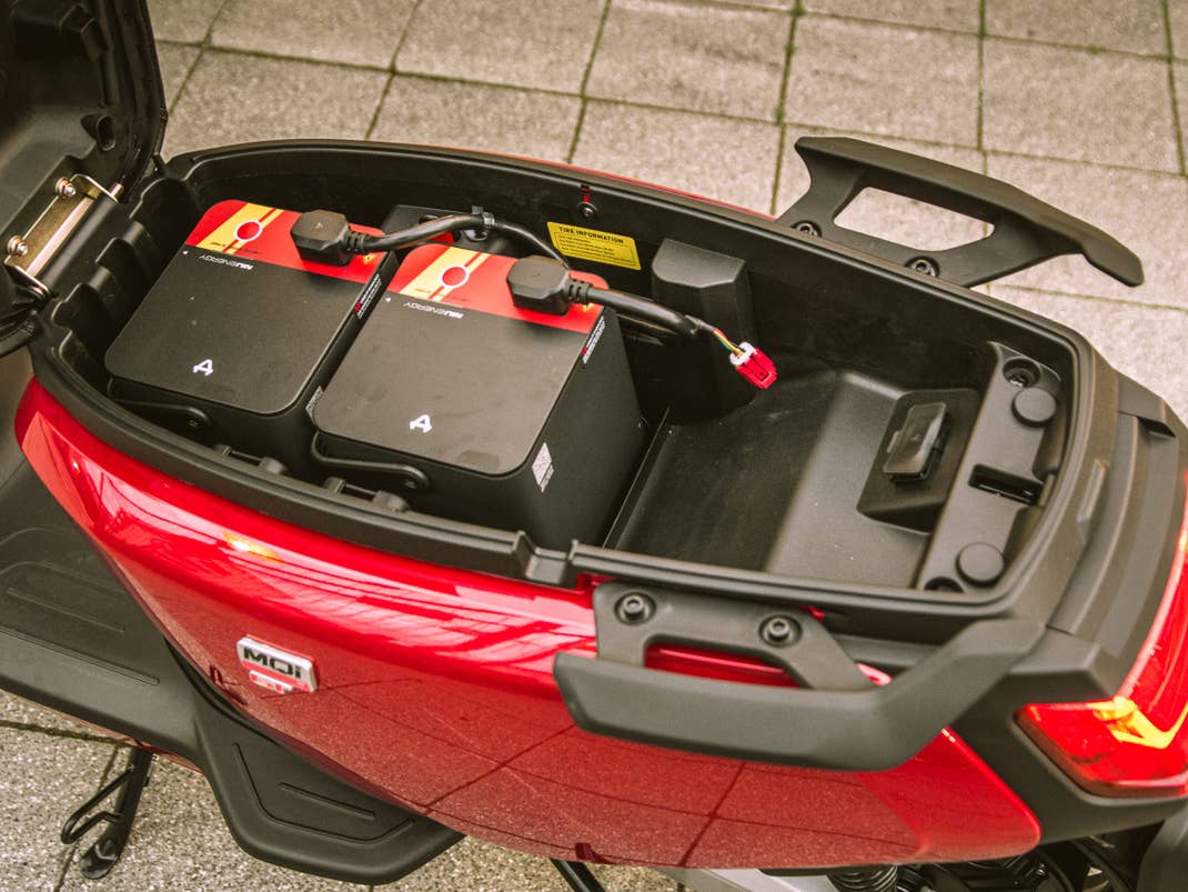 Akkus statt Helm: Wer seinen Helm in dem Elektroroller verstauen will, benötigt ein Topcase.