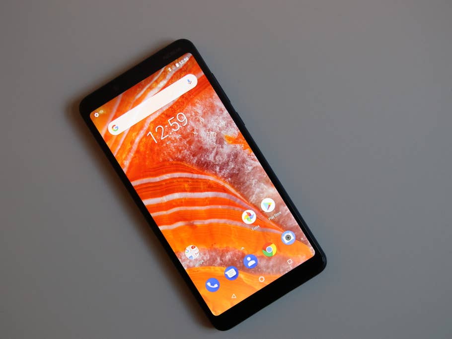 Nokia 3.1 Plus auf dem Tisch