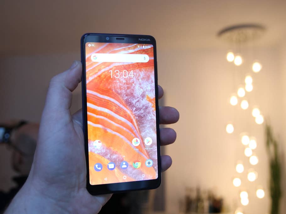 Die Front des Nokia 3.1 Plus gehalten in der Hand