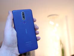 Nokia 3.1 Plus mit Lampe im Hintergrund