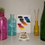 Staffelei mit Flaschen und Farbtafel