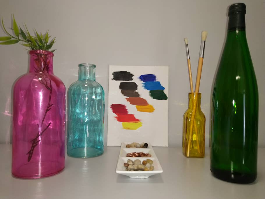Staffelei mit Flaschen und Farbtafel
