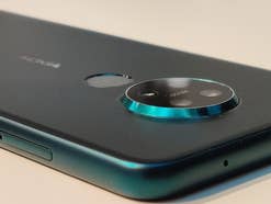 Nokia 7.2 Kamera-Modul Nokia 7.2 in Grün auf einem weißen Hintergrund