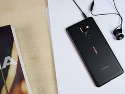 Nokia 7 Plus Smartphone mit Kopfhörer