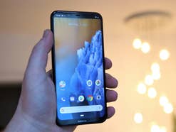 Nokia 8.1 mit Lampe im Hintergrund