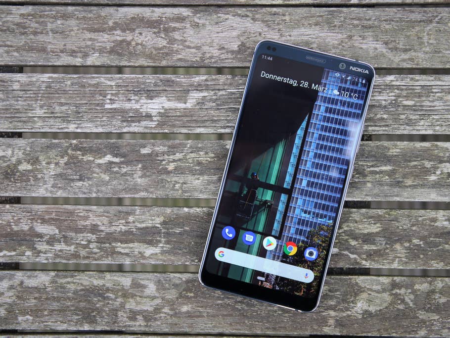 Das Nokia 9 PureView mit eingeschaltetem Display