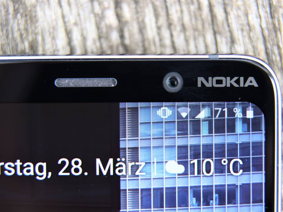 Das Nokia 9 PureView mit eingeschaltetem Display