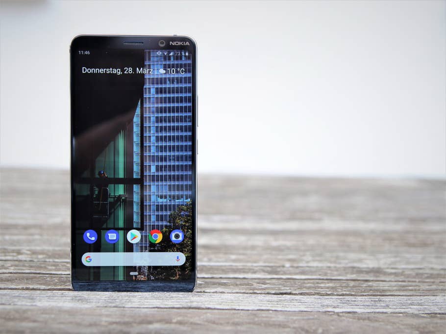 Das Nokia 9 PureView mit eingeschaltetem Display