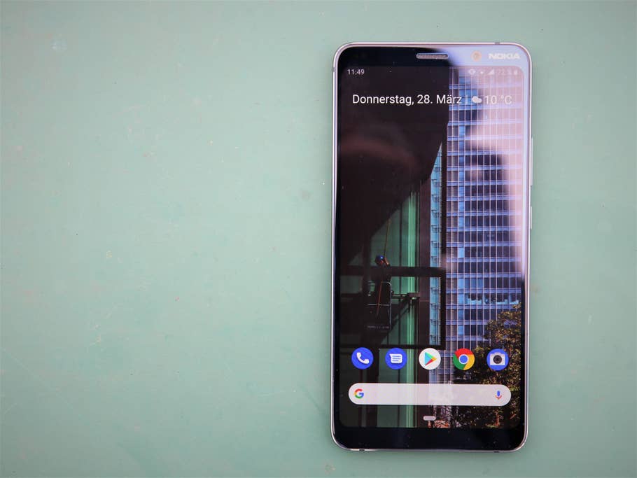 Das Nokia 9 PureView mit eingeschaltetem Display