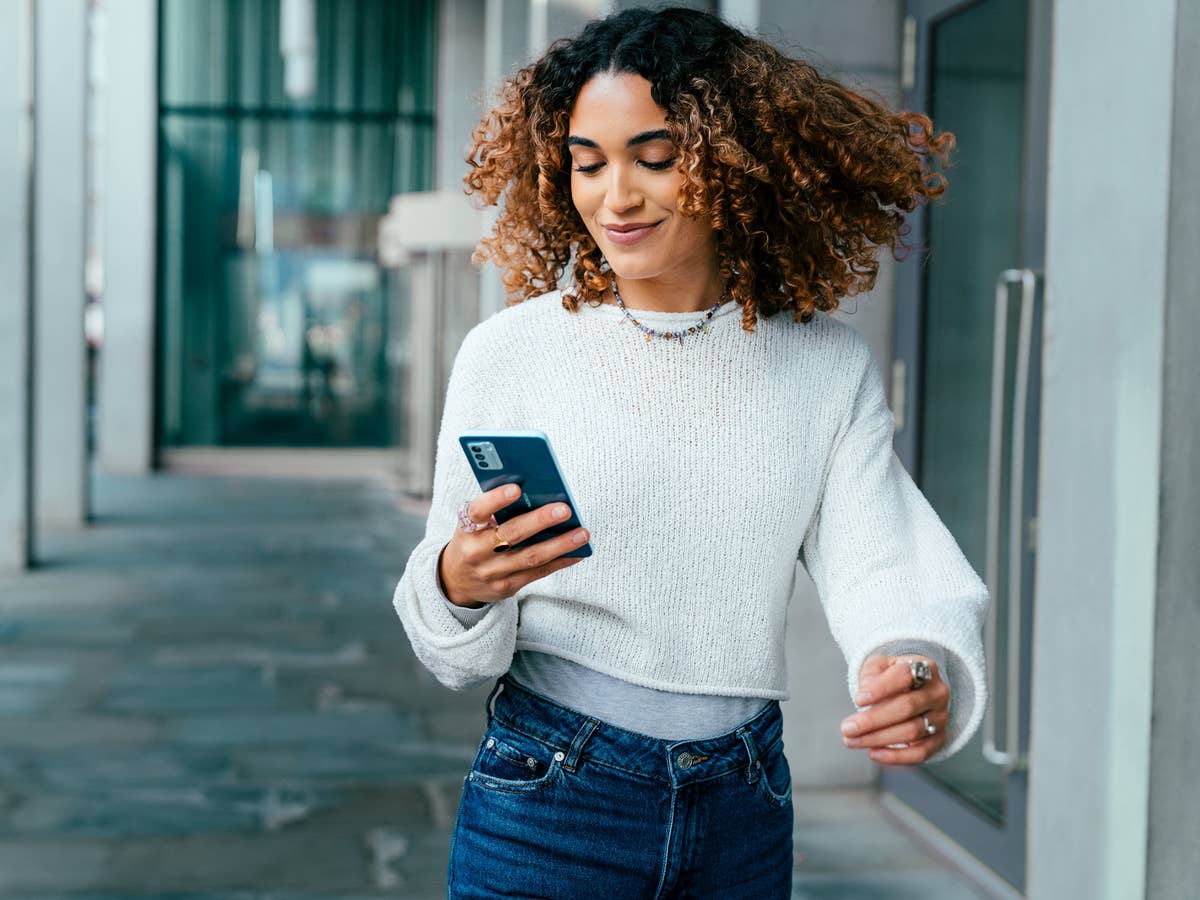 Eine Frau hält das Nokia G22 Smartphone in der Hand