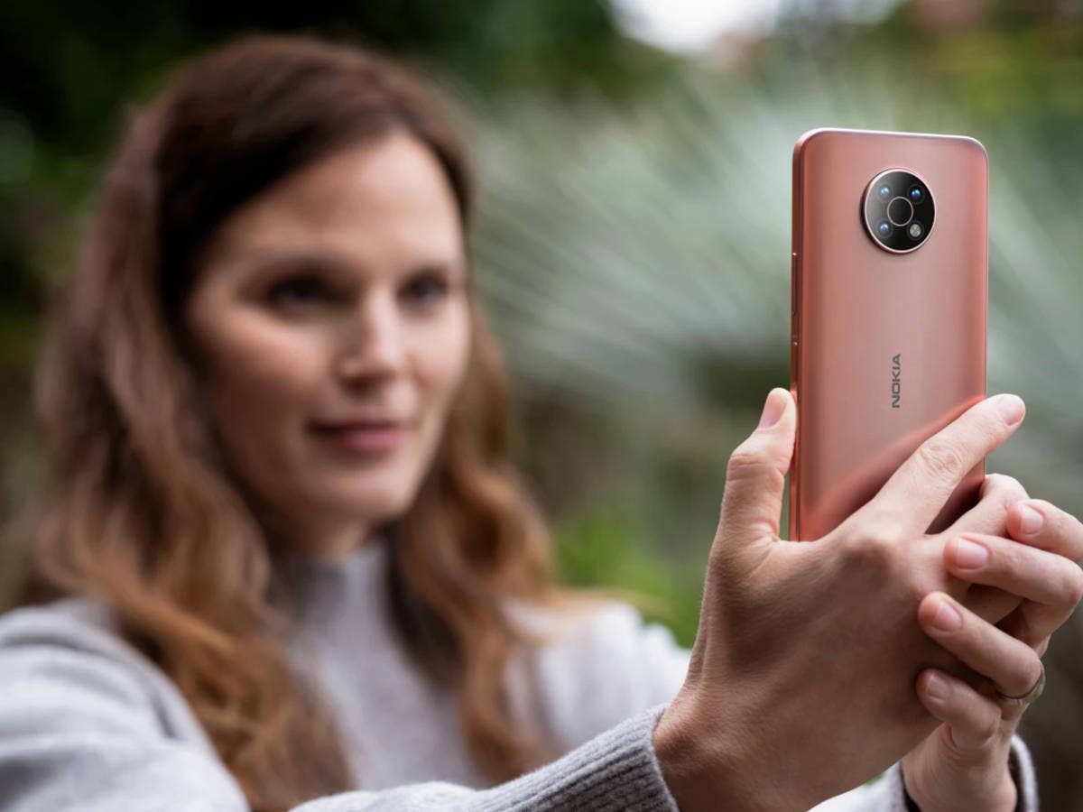 Frau macht mit dem Nokia G50 ein Foto.