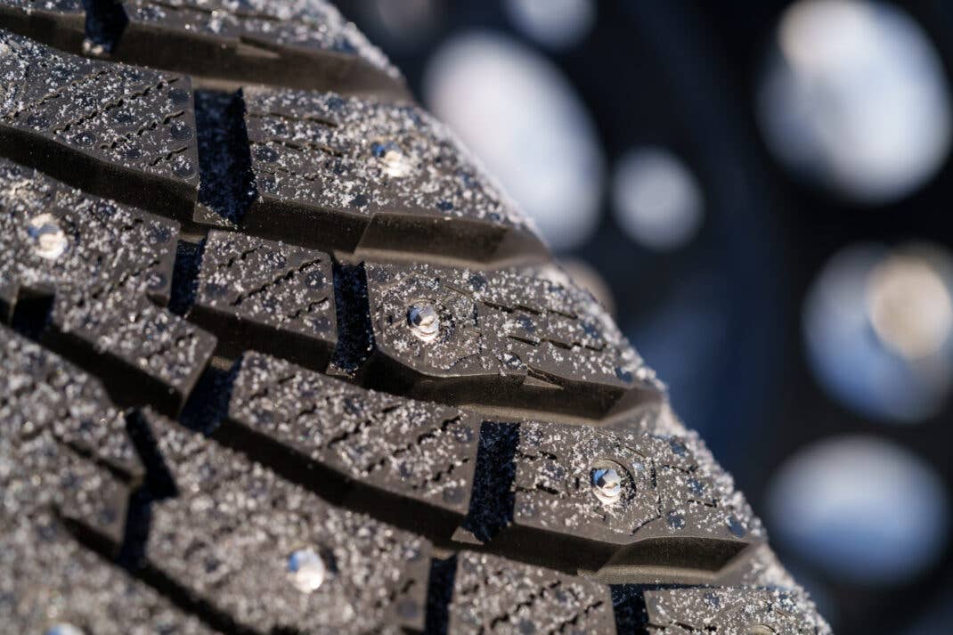 Nahaufnahme der Spikes am neuen Winterreifen Nokian Tyres Hakkapeliitta 01.