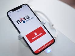 Das Logo der Notruf-App Nora auf einem Smartphone