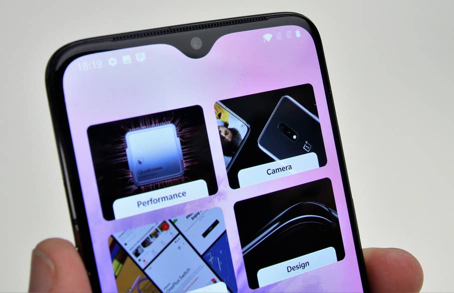 Die Notch des OnePlus 7 in der Hand gehalten.