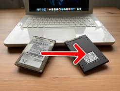 Festplatte und SSD vor einem Notebook
