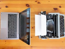 Notebook und Schreibmaschine Notebook und Schreibmaschine