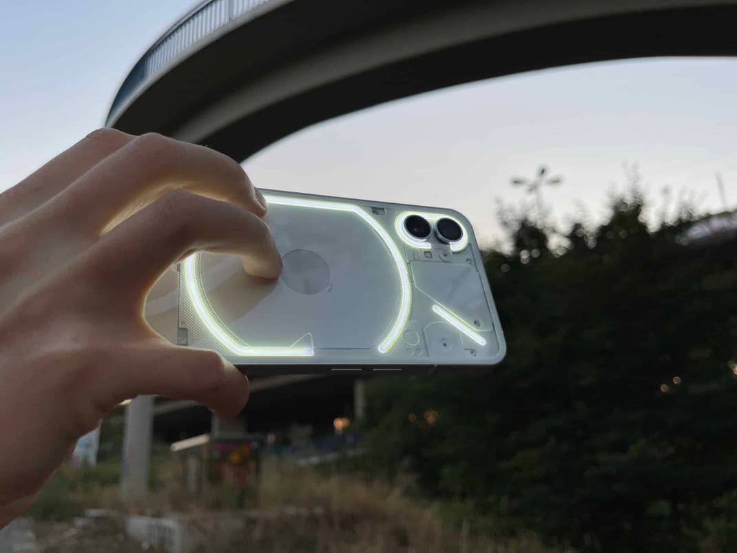 Die Rückseite des Nothing Phone 1 leuchtet beim Filmen