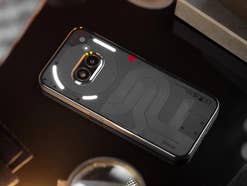 Das Nothing Phone 2a auf einem schwarzen Untergrund